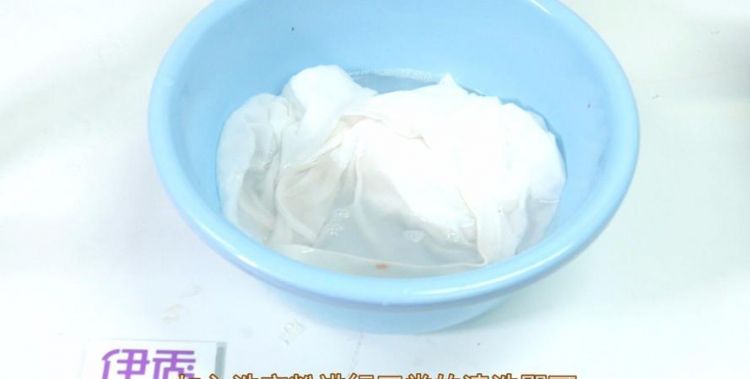 白衣服弄上泥点怎样清洗干净