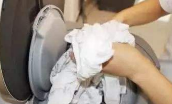 衣服上的泥渍怎么去除,怎样洗掉衣服上的泥渍图4