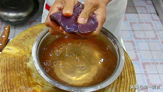 猪肝怎么做才不腥又好吃又嫩（一点不腥还滑嫩鲜香）(2)