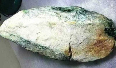 ​玻璃种翡翠原石(极品玻璃种帝王绿翡翠原石，一小块卖出4696万！)