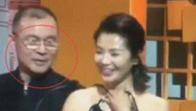 ​刘涛衣服滑落 后面偷瞄的男人是谁