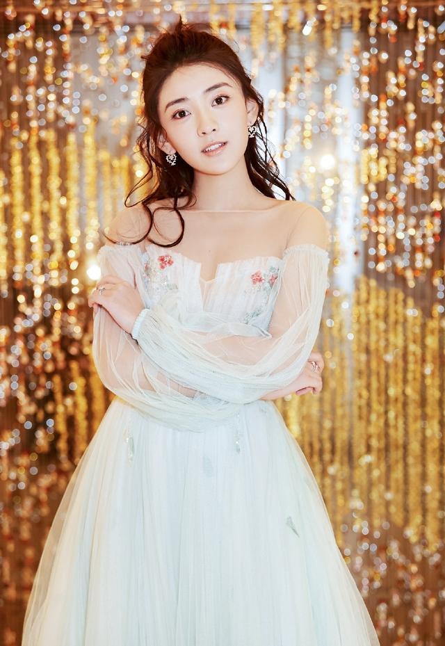 梁洁身穿白色连衣裙美太多，换款发型气质飙升，这次真成女神了