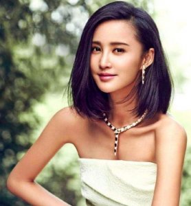 ​原以为短发的张歆艺已经很美了，看了她的男士发型后，被迷住了