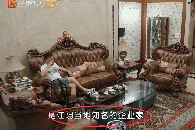 《变形计》迎来江苏富二代,得知他一件卫衣的价钱,足够我仨月房租