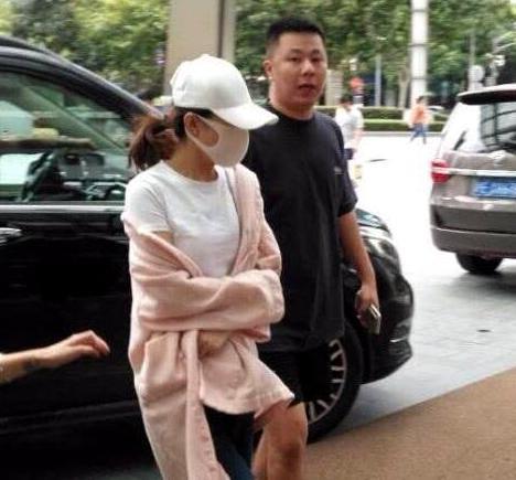 赵丽颖宣布怀孕，过去四个月大家看着颖宝的“胎儿”慢慢长大